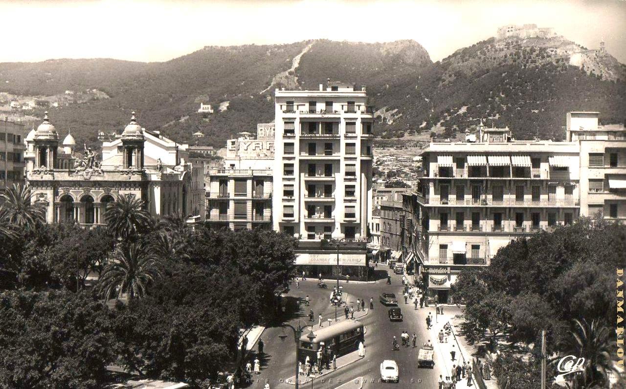 PA c- 040- Place d'Armes- trams et autobus.JPG